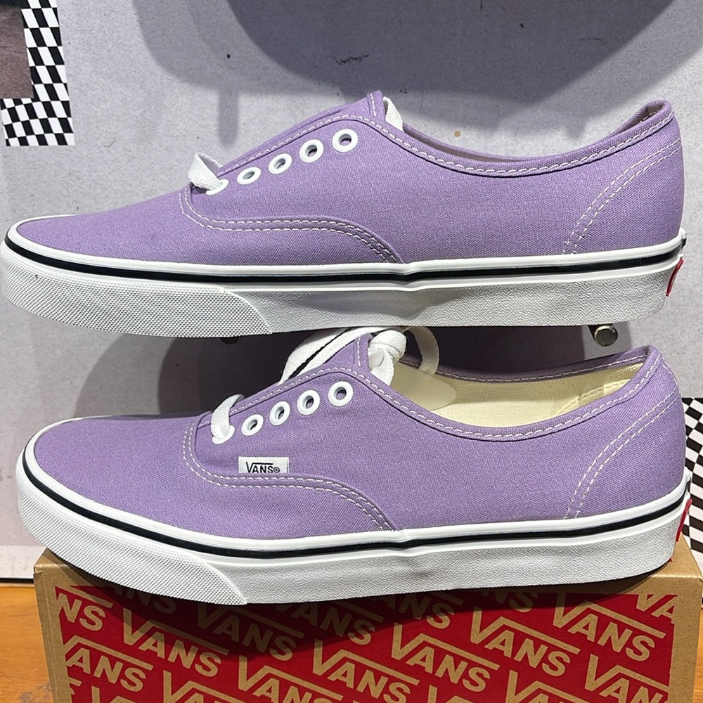 Vans Men’s Authentic Chalk Violet/True White
VN0A5HZS9GD
Sneakers